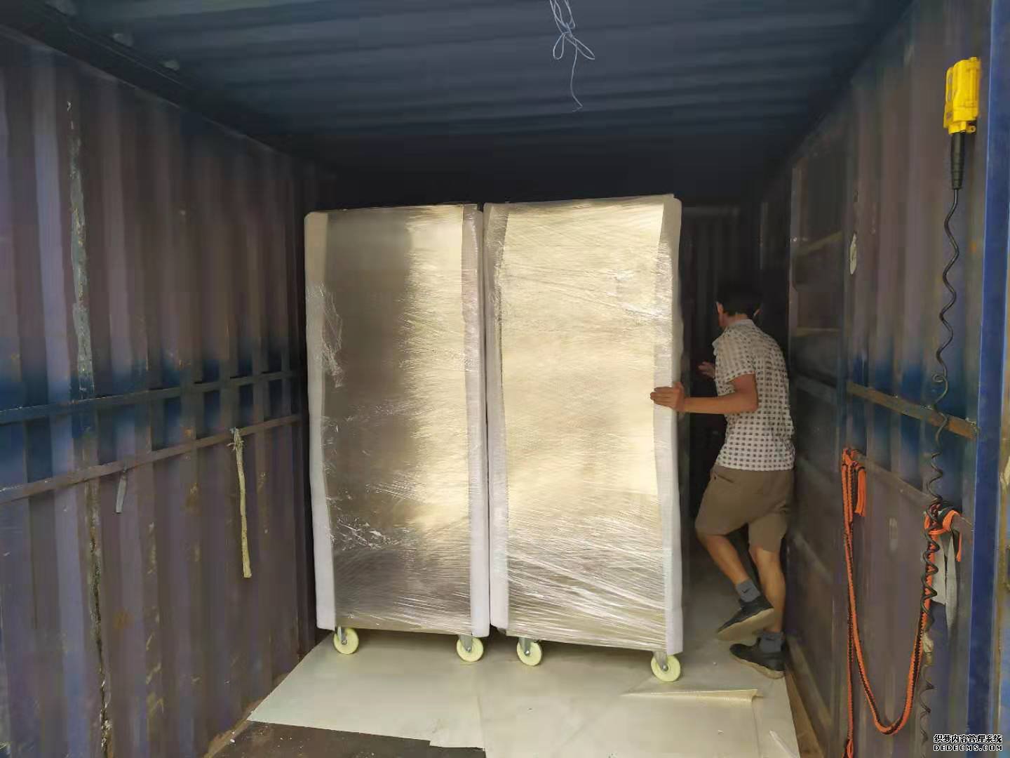 陜西客戶4臺(tái)1000L不銹鋼門恒溫恒濕柜出貨3.jpg